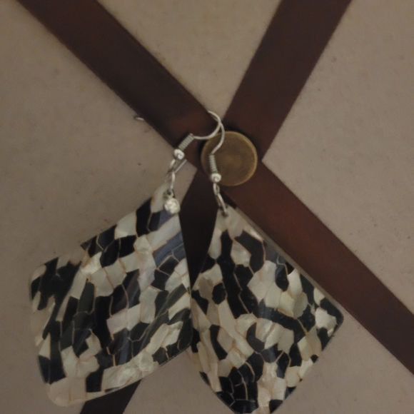 4 earings, one necklace (NOT SILVER) - Picture 4 of 4